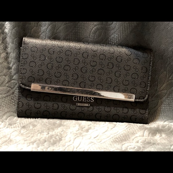 Guess Clutch Wallet - Picture 2 of 13